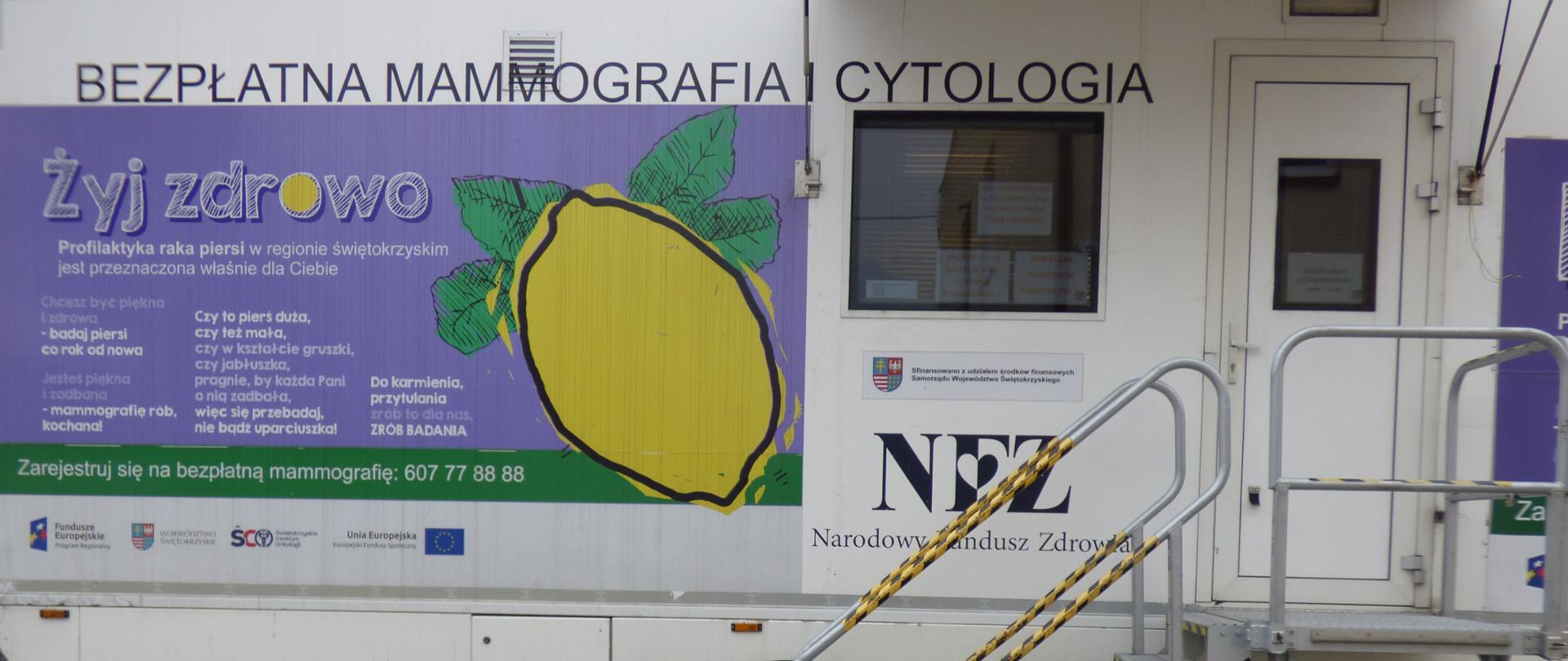 Fotografia przedstawia wizerunek nowoczesnego cytomammobusa Świętokrzyskiego Centrum Onkologii zlokalizowanego na parkingu przed budynkiem Urzędu Gminy, w którym odbywały się bezpłatne badania mammograficzne i cytologiczne dla mieszkanek gminy Ruda Maleniecka.