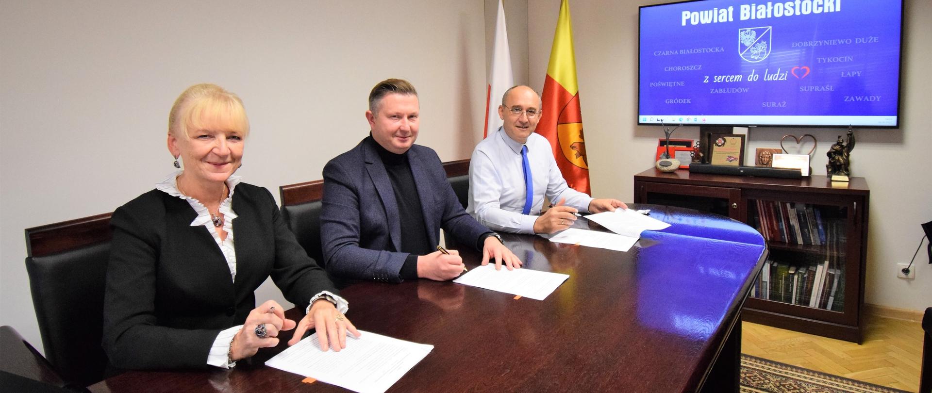 Podpisanie umowy w gabinecie Starosty