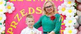 Dyrektor Ewelina Dorota Durzyńska pozuje do zdjęcia z absolwentami przedszkola