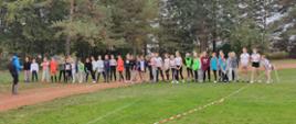 Zdjęcie przedstawia młodzież szkolną biorącą udział w wyścigu biegowym podczas inauguracji szkolnego roku sportowego pod patronatem Starostwa Powiatowego w Przasnyszu.
