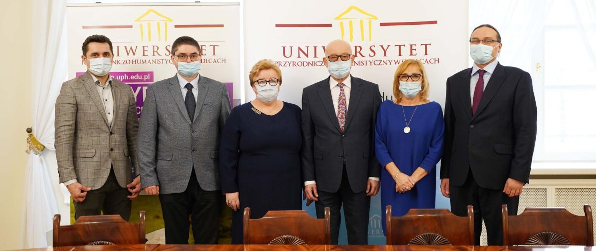 Podpisanie umowy o współpracy - uczestnicy spotkania, fot. 1 