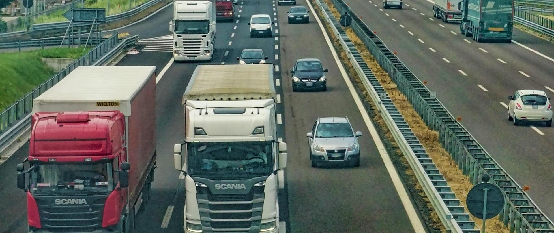 Samochody na autostradzie