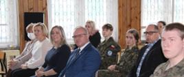 Starosta Hajnowski Andrzej Skiepko, Wicestarosta Joanna Kojło, Dyrekcja szkoły oraz Naczelnik Wydziału Spraw Społecznych Nina Łukasik podczas spotkania