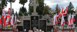 Pomnik pamięci żołnierzy wojska polskiego wraz z flagami Polski