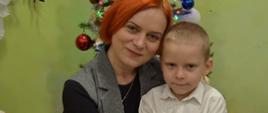 Dzieci pozują do zdjęcia ze swoimi rodzicami