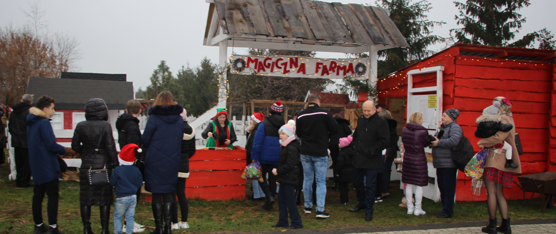 zdjęcie uczestników przy farmie