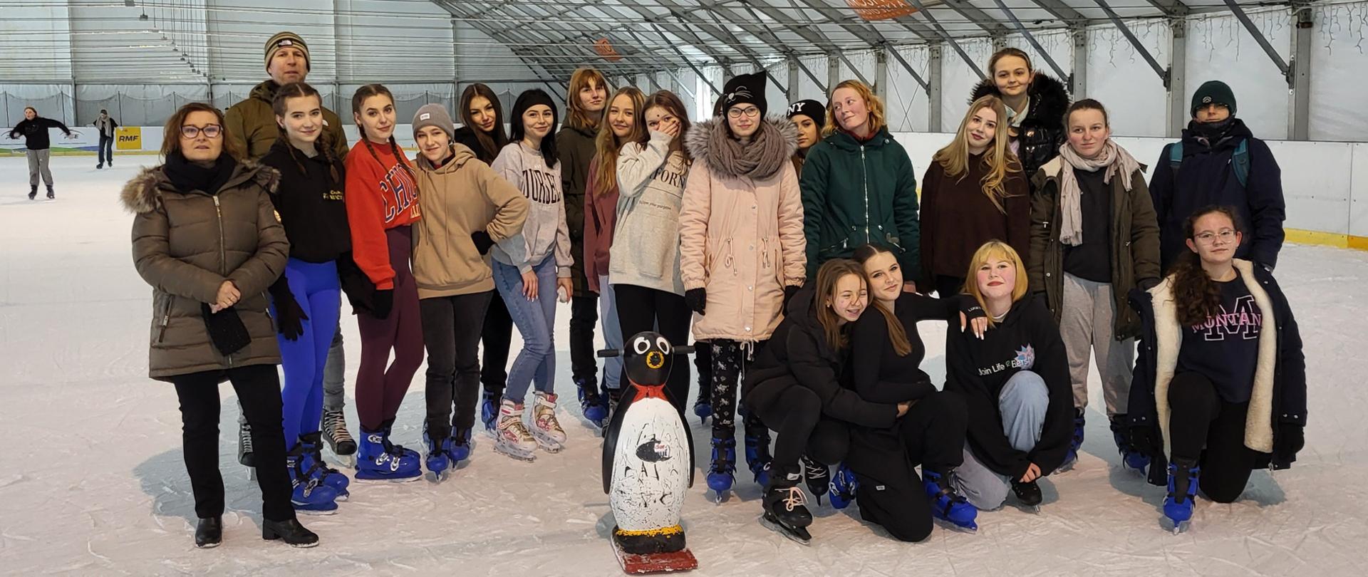 Młodzież ZSUiS w Jaśle w czasie rekreacji na lodowisku