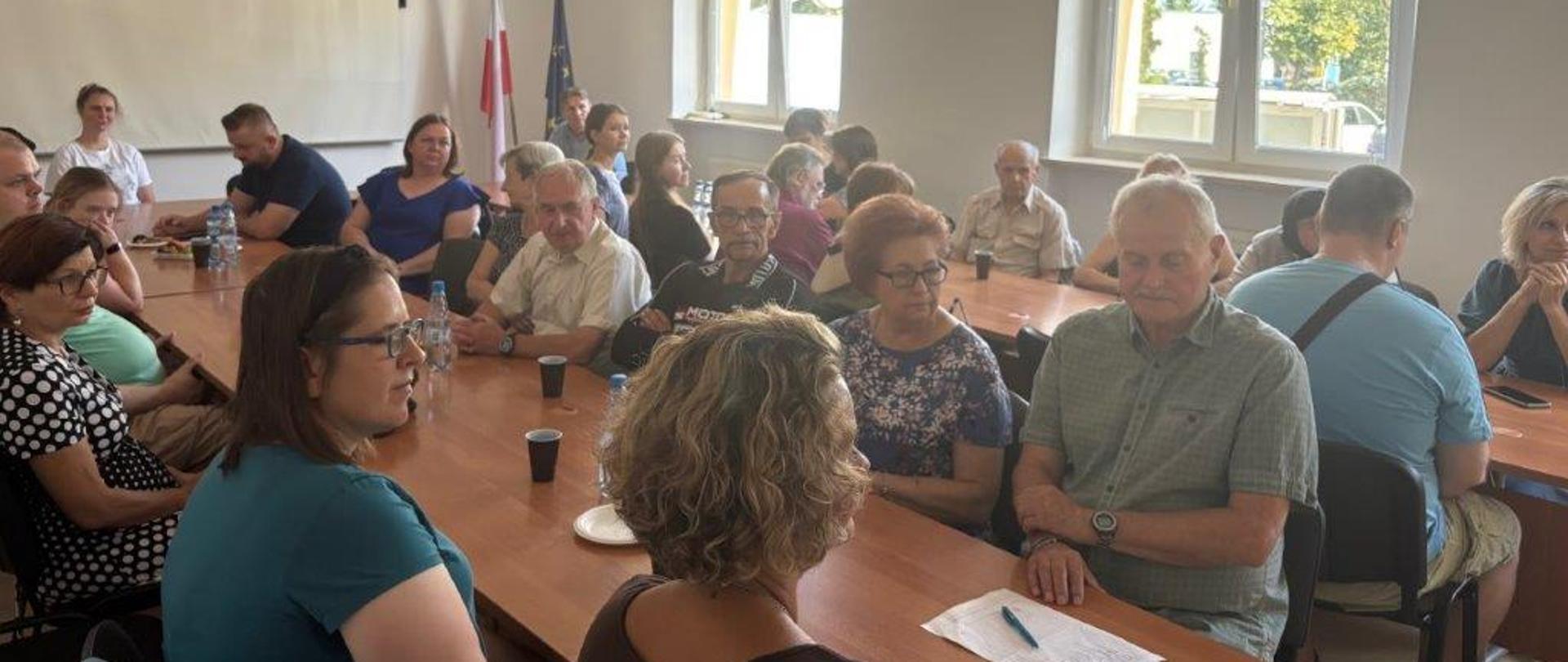 Uczestnicy w trakcie spotkania, słuchają wykładu