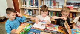 Przedszkolaki poznają bibliotekę