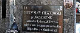 Tabliczka nagrobkowa z napisem: śp. Mieczysława Cieszkowskiego pseudonim Grzesznik. Komendant Kedywu Armii Krajowej Urzędów poległ w walce z okupantem niemieckim 14 lipca 1944 roku w Kluczkowicach.