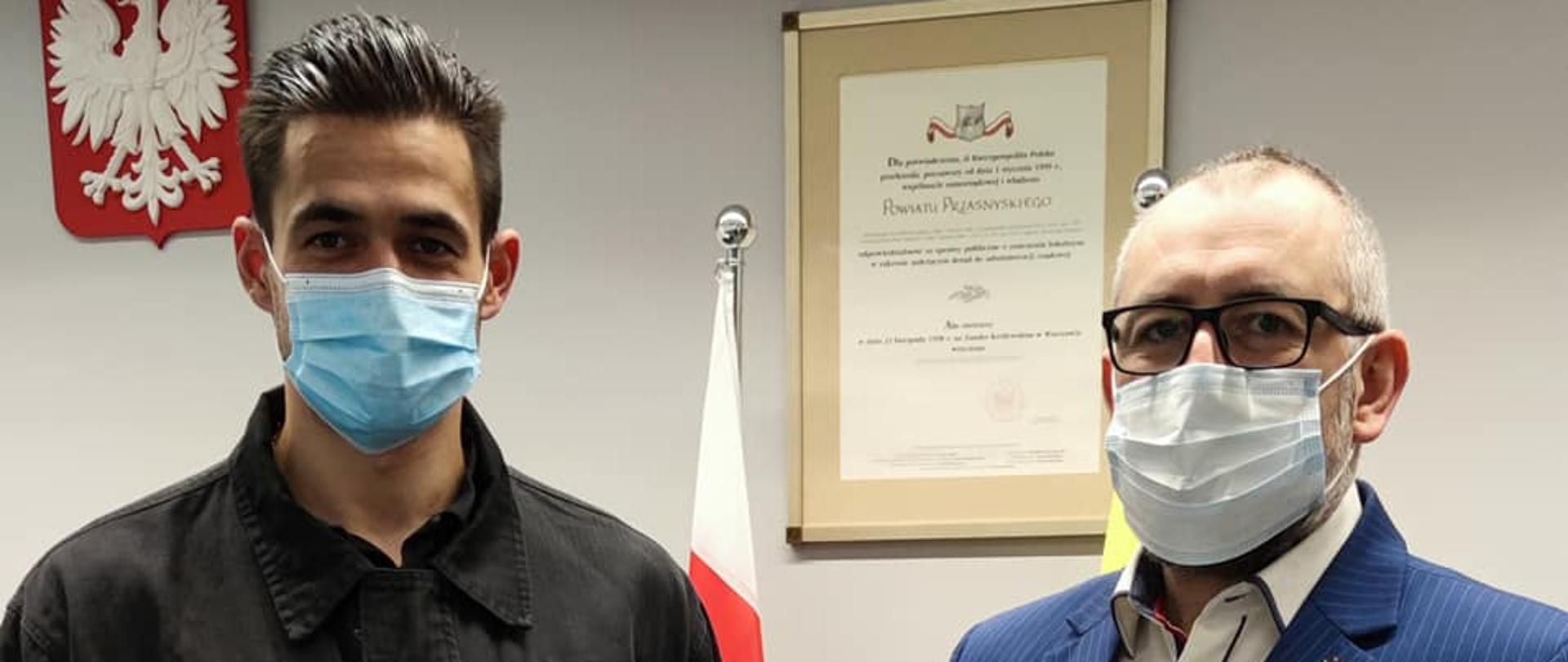 St.sekc. Rafał Smoliński otrzymuje medla Gloria Prasnensis Terrae z rąk Starosty Przasnyskiego Krzysztofa Bieńkowskiego