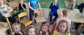 Dzieci w klasie przy stolikach