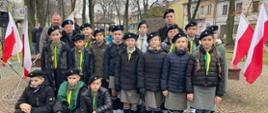 harcerze w parku, polskie flagi