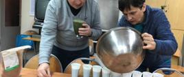 Podczas zajęć - rozlewanie do kubków przygotowanego napoju