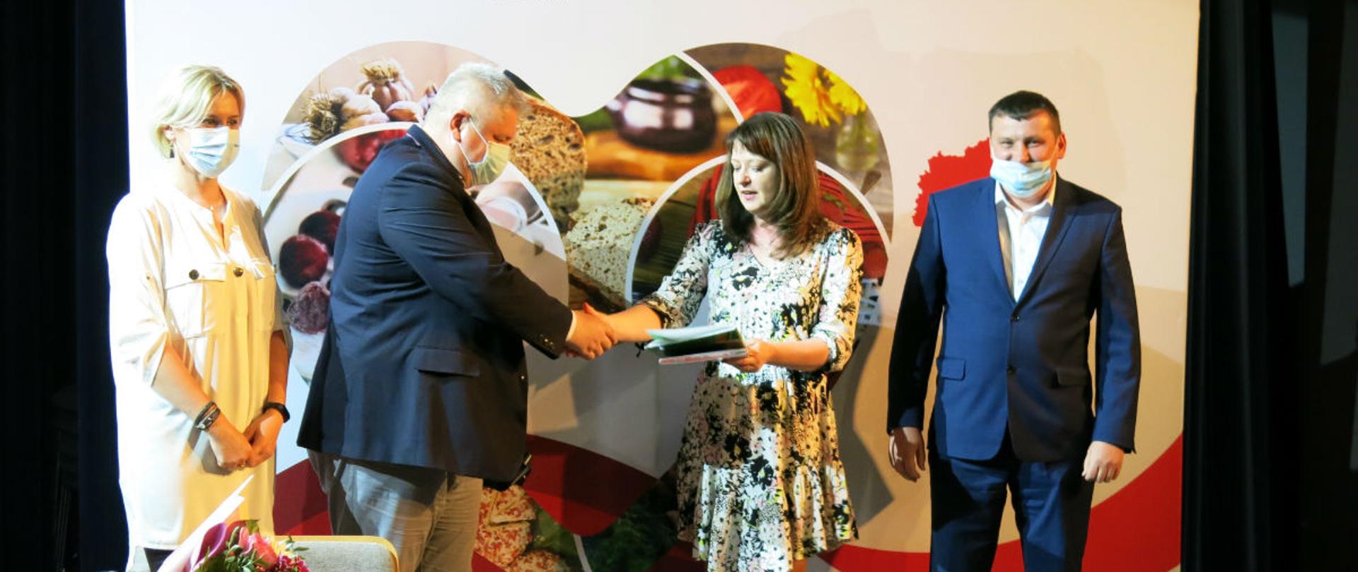 Janina Ewa Orzełowska - Członek Zarządu Województwa Mazowieckiego przekazuje egzemplarz podpisanej umowy na ręce Janusza Kobylińskiego - Starosty łosickiego