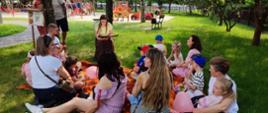 Akcja "Czytanie na polanie" - dzieci i rodzice wspólnie czytają książki