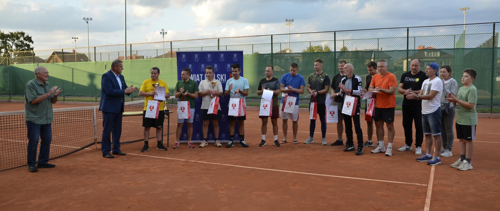 Starosta bielski Sławomir Jerzy Snarski podczas ceremonii wręczania pucharów w turnieju tenisa ziemnego