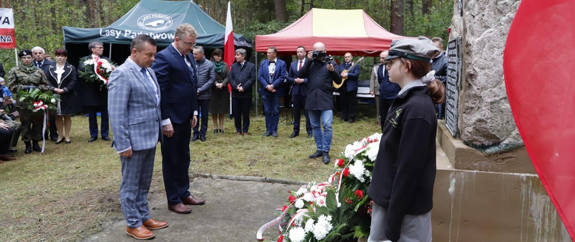 Delegacja Powiatu Koneckiego przy pomniku