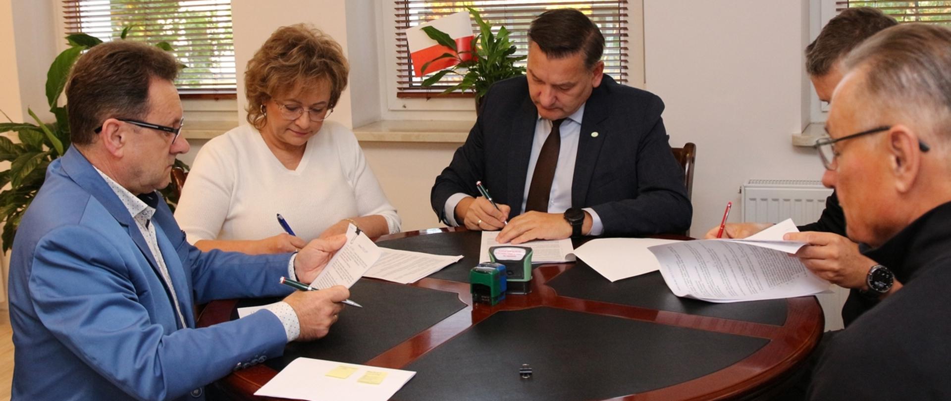 Podpisano umowę na prace remontowe w sali gimnastycznej I LO