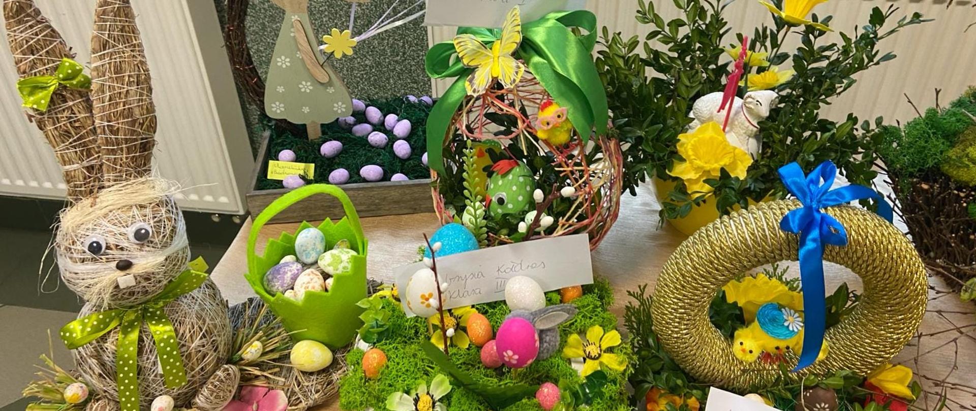 Stroiki przeznaczone na Kiermasz Wielkanocny wykonane z drewna, mchu, wikliny, bukszpanu i słomy, ozdobione jajeczkami, kwiatami, wstążkami, zajączkami, kurczaczkami, barankami, itp.