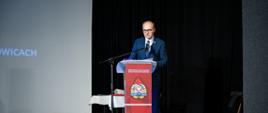 Spotkanie w ramach realizowanego przez Powiat Proszowicki Programu Priorytetowego „Bezpieczny Dom”, przy mównicy Starosta Powiatu Proszowickiego