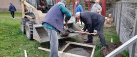 Prace przy budowie altany - przygotowanie fundamentów