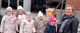 Dzieci pozują do zdjęcia przed miejscem realizacji spektaklu