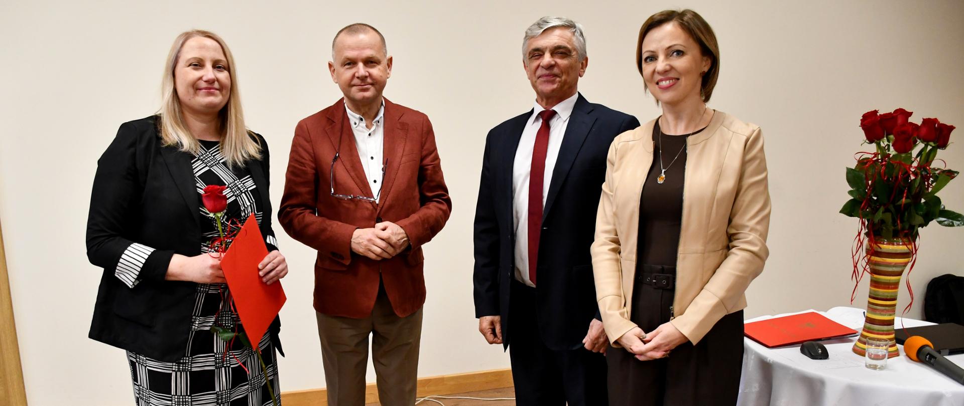 Wspólne zdjęcie Starosty Dąbrowskiego, Wójta Gminy Bolesław, Dyrektor PCPR i Kierownik GOPS w Bolesławiu