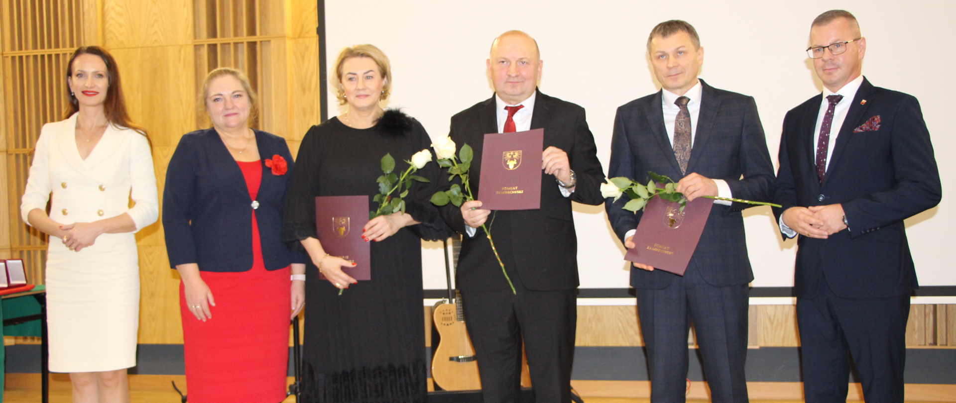 od lewej starosta zambrowski, Dyrektor Regionalnego Ośrodka Polityki Społecznej w Białymstoku, dyrektor ŚDS, kierownik PCPR, dyrektor COPOW, przewodniczący rady powiatu