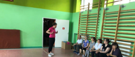 Uczestnicy omawiają zajęcia z trenerką