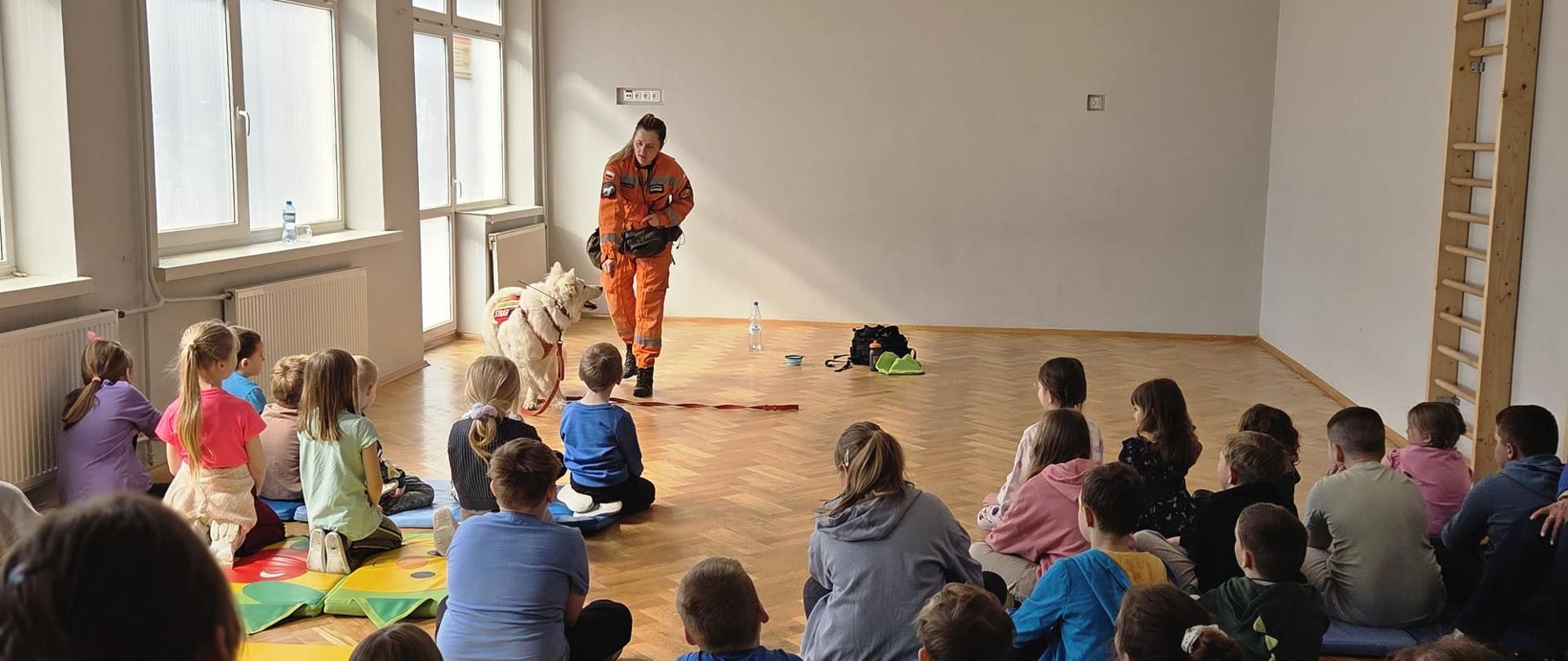 Spotkanie uczniów z Gzowa z psem ratownikiem
