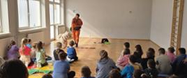 Spotkanie uczniów z Gzowa z psem ratownikiem