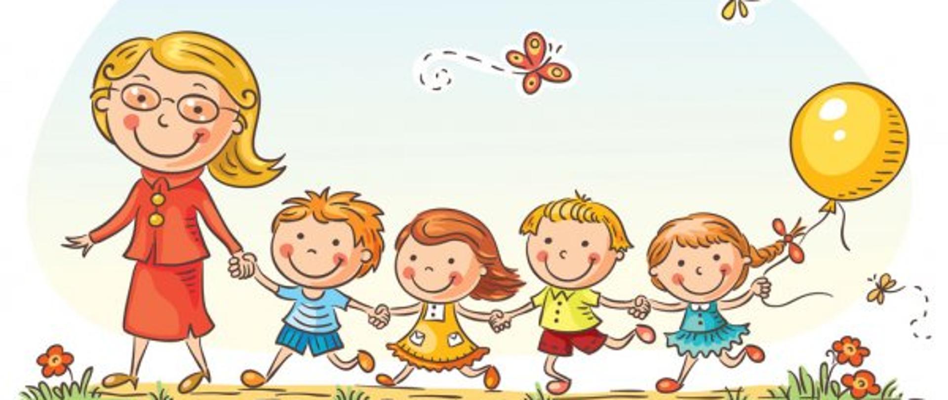 Pani wychowawczyni ubrana w czerwoną spódnicę i marynarkę oraz czwórka dzieci. Wszyscy trzymają się za ręce i są uśmiechnięci. Dziewczynki są ubrane w sukienki, a chłopcy w szorty i T-shirty. Ostatnia dziewczynka trzyma żółty balonik. 