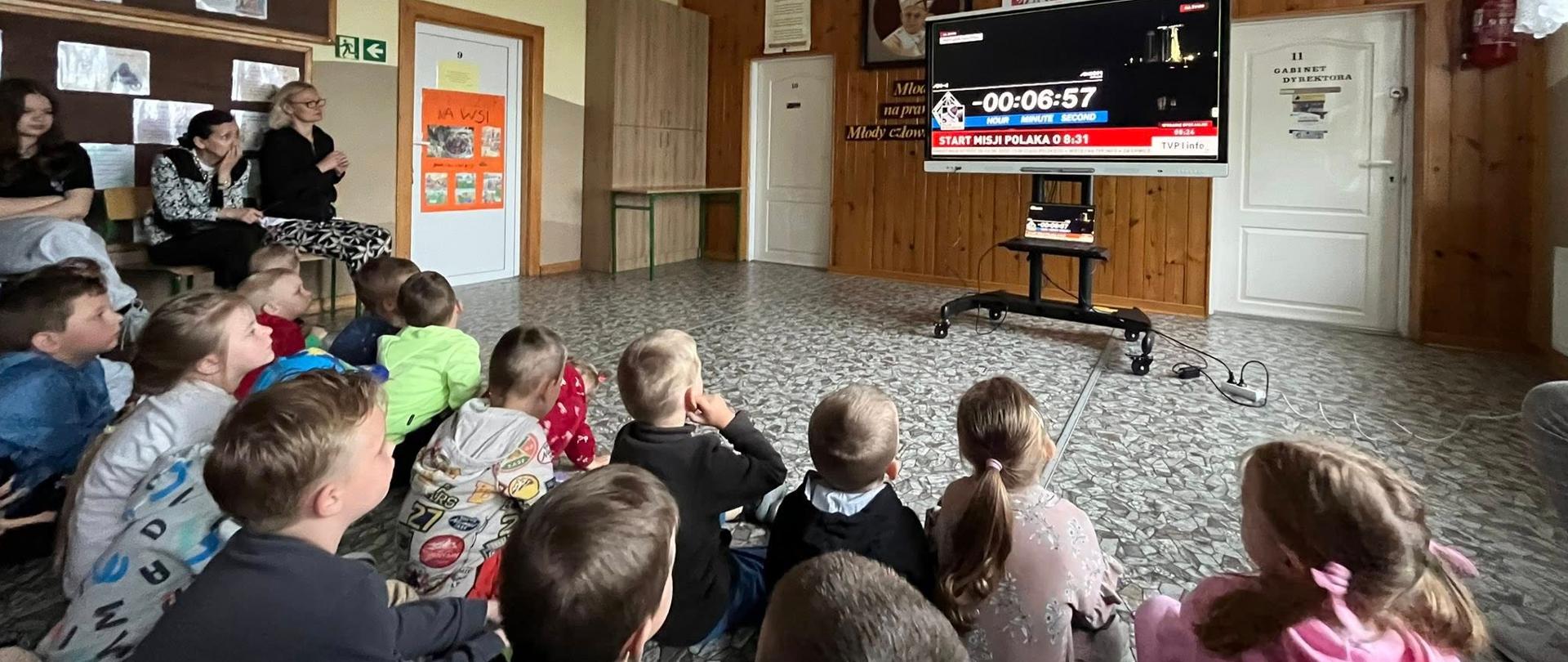 Oglądamy start Falkonu 9 - Szkoła Podstawowa im. Jana Pawła II w Żarnowie
