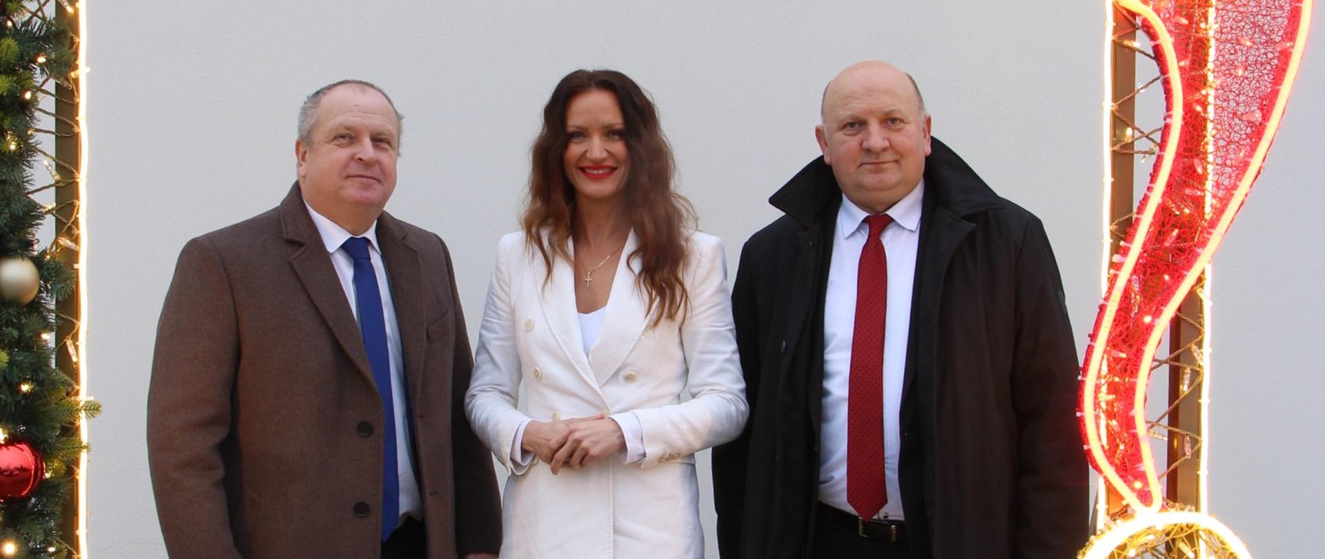 Świąteczne zdjęcie w ramce, od lewej wicestarosta zambrowski, starosta zambrowski i kierownik PCPR