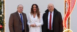 Świąteczne zdjęcie w ramce, od lewej wicestarosta zambrowski, starosta zambrowski i kierownik PCPR